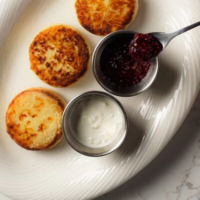 Сырники с малиной и страчателлойв Волгоречье по цене 540 ₽