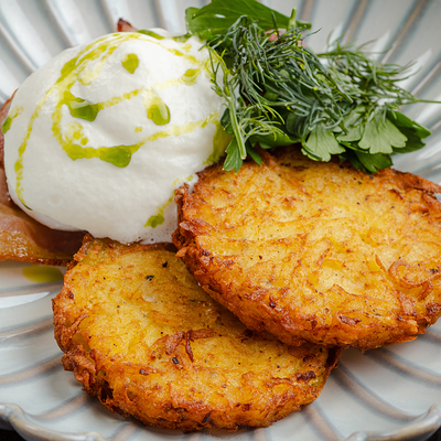 Картофельные драники, бекон, яйцо пашот, мусс из пармезана в Съели Сумели по цене 610 ₽