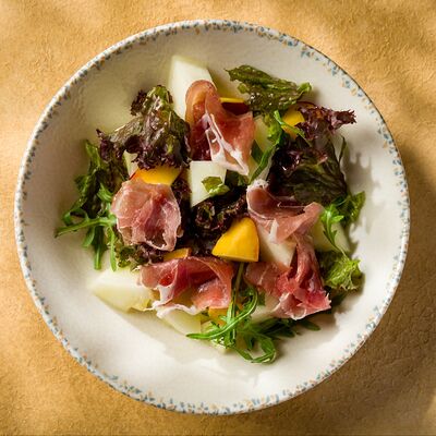 Салат с дыней и прошутто в Дюшес по цене 890