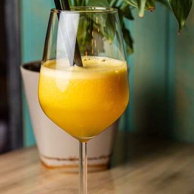 Апельсиновый сок свежевыжатый в Iris по цене 290 ₽