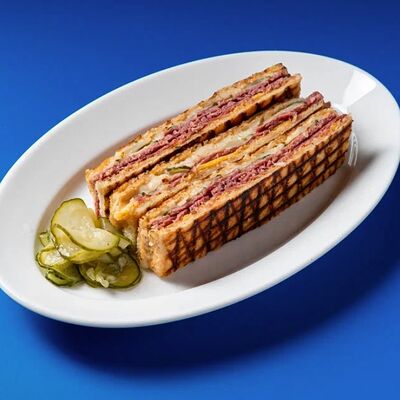 Пастрами говядина и маринованный огурчикв Mates Bistro по цене 990 ₽