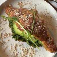 Круассан с вегетарианским песто и авокадо в Veg Harmony Cafe