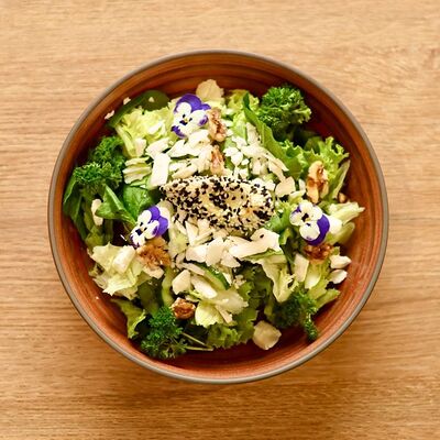 Зеленый салат с томатами и фермерской фетой в Rice foodcoffee по цене 3447 ₸