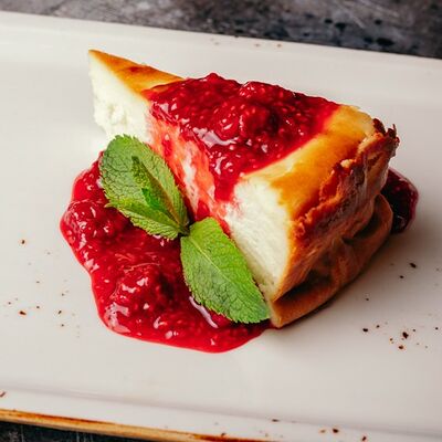 Чизкейк с соусом из малины в Torro Grill по цене 600 ₽