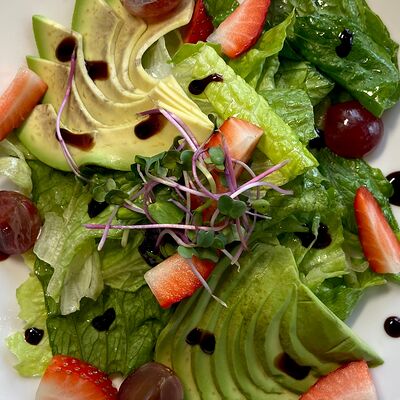 Салат с авокадо и клубникой в Veranda Shaffran Шафран по цене 500 ₽