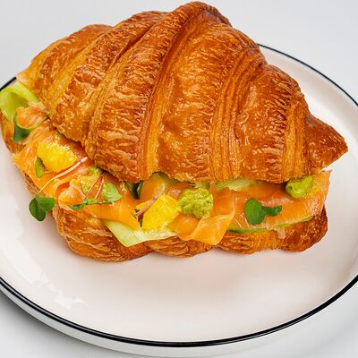 Круассан с форелью в Муза по цене 390 ₽