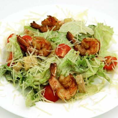 Салат Цезарь тигровыми креветками в Hot-Pizza по цене 465 ₽