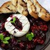 Запеченный бри с ягодами и брусничным соусом в Поляна по цене 1300