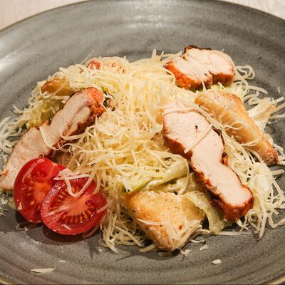 Салат Цезарь с курицей в Троя по цене 520 ₽