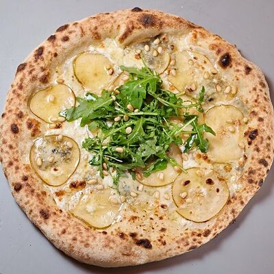 Пицца с грушей, горгонзолой и соусом юдзу в Кафе Итальянцы по цене 1000 ₽