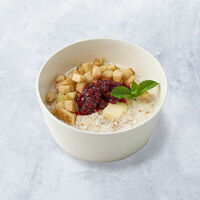 Овсяная каша с брусникой и яблоком на альтернативном в Vaffel Норвежские вафли