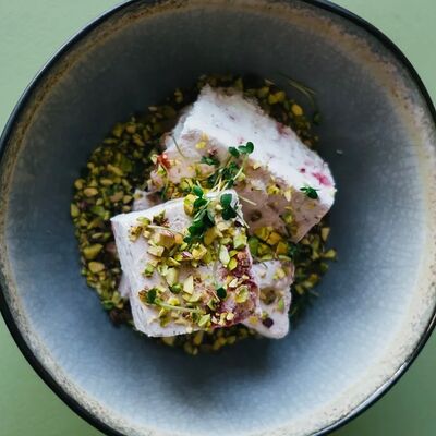 Семифредо с малиной и фисташкой в Semplice Secondfloor по цене 370 ₽