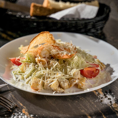 Салат Цезарь с креветками в Oзеро гриль по цене 520 ₽