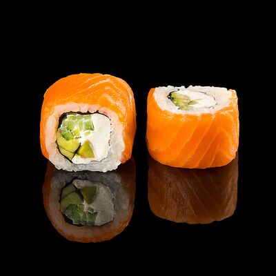 Филадельфия с авокадо и огурцом в Вкус и лосось по цене 680