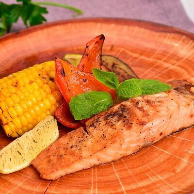 Стейк лосося с печеными овощами в томатно-чесночном соусе в Самое популярное кафе по цене 1070