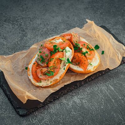 Брускетта с помидорами в #proсчастье по цене 250