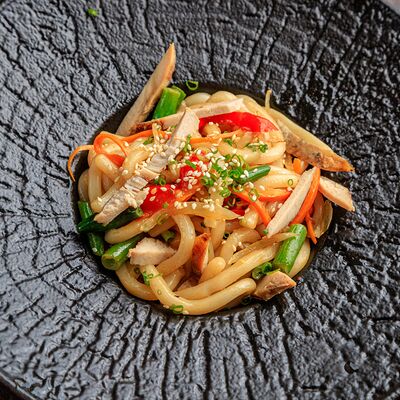 Удон с говядиной в Суши & Саке Izakaya Bar по цене 706 ₽