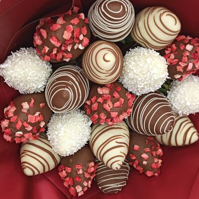 Букет из клубники в шоколаде в Buketonline - Съедобные букеты и клубника в шоколаде по цене 3630 ₽