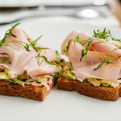 Мини-брускетта с тамбовским окороком в Колбасный цехМагадан по цене 650 ₽