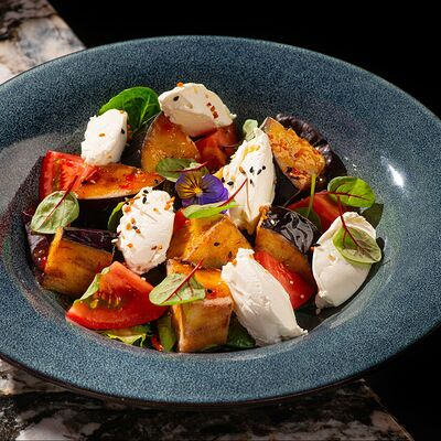 Салат с хрустящими баклажанами в Hookah Place по цене 700 ₽