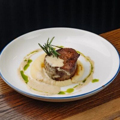 Говяжий стейк с соусом пепе верде и картофельным пюре в Ватерлоо по цене 1680 ₽