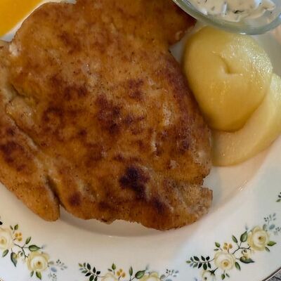Шницель куриный с припущенной грушейв Золотые караси по цене 980 ₽