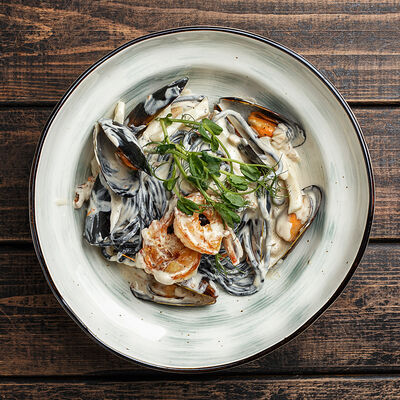 Черные спагетти с морепродуктами в Ферма по цене 689