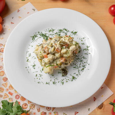 Салат Оливье с курицей в Фуд Корт №1 по цене 195 ₽