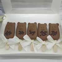 Пирожные кейк-попсы эскимо в виде мишек с шоколадными шариками в Katicake