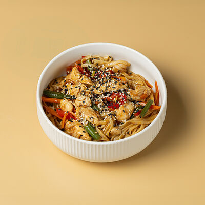 Вок с курицей в Журавль в небе Халяль по цене 630 ₽