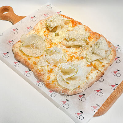 Пицца с грушей и горгонзолой в Прошуттерия по цене 1320 ₽