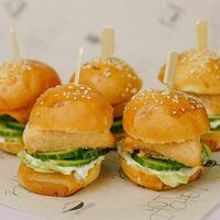 Мини-фишбургеры с красной рыбой в Hotkitchen