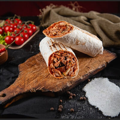 С красным соусом и курицей стандарт в Шау Маст Гоу по цене 389 ₽