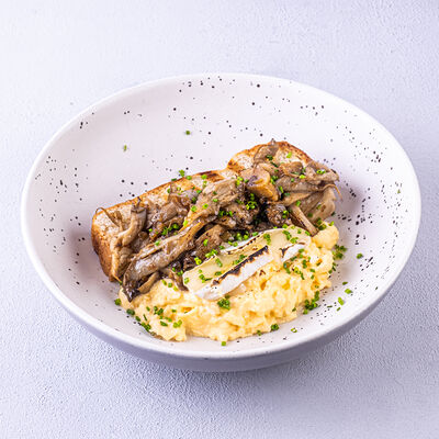 Скрэмбл с лесными грибами и сыром камамбер в Мечтатели по цене 485 ₽