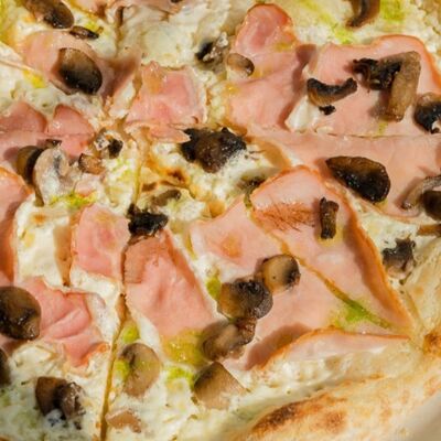 Пицца с ветчиной и грибами в Поль Бейкери по цене 600 ₽