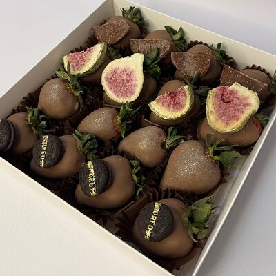 Клубника в молочном шоколаде с карамельными чипсами в Кондитерская VO по цене 3500 ₽