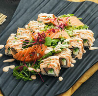 Ролл-салат с сашими из лосося в Mojo