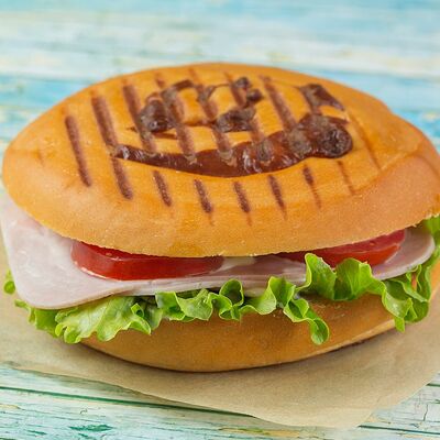 Панини с ветчиной и сыром в Cinnabon по цене 325