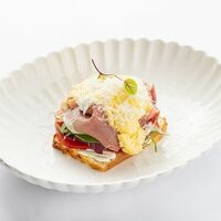 Бенедикт с голландским соусом и пармой в Aroma