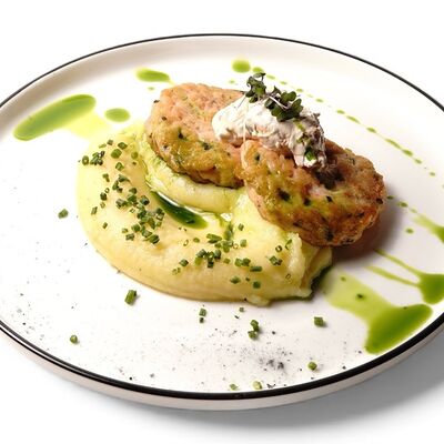 Котлеты из лосося с картофельным пюре в Завтрак по цене 800 ₽