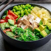 Premium поке с копченой курицей, ананасом, авокадо, бобами и чукой в Fast Япония Premium Sushi