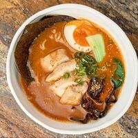 Острый мисо-чили рамен с цыпленком в Ovo Izakaya