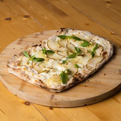 Груша с голубым сыром и кедровыми орешками в Семейный ресторан ШАРИК по цене 985 ₽