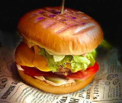 Бургер с котлетой из цыпленка в На Районе паб по цене 590 ₽