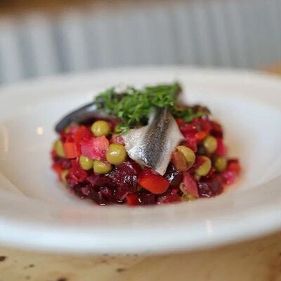 Винегрет с балтийской килечкой в Луи по цене 365 ₽