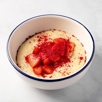 Пшенная каша с английским соусом и клубникой в FOBS по цене 570 ₽