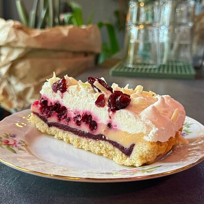 Торт брусничный с белым шоколадом в Не плачь, пей кофе по цене 555 ₽