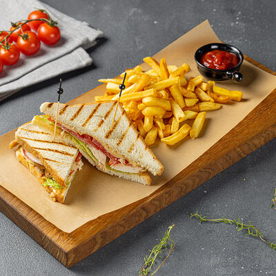 Клаб-сэндвич с курицей и картофелем фри в Море Есть по цене 540 ₽