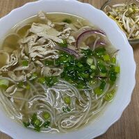 Бун Га с курицей и рисовой вермишелью в Нячанг