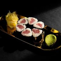 Маки ролл с тунцом в Cocos Lounge